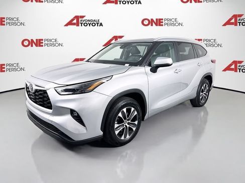 Used 2023 Toyota Highlander XLE FWD image 3