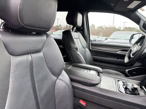 Used 2024 Jeep Wagoneer L Series II w/ Flexible Seating Group AWD/4WD image 18