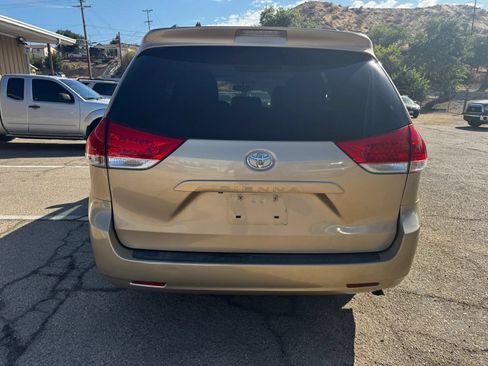 Used 2012 Toyota Sienna LE w/ Towing Pkg FWD image 5