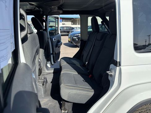 Used 2025 Jeep Wrangler Unlimited Sahara AWD/4WD image 25