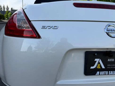 Used 2015 Nissan 370Z Roadster RWD image 15