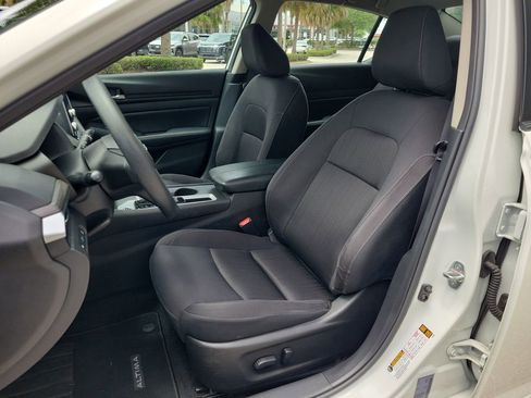 Used 2025 Nissan Altima 2.5 SV FWD image 15