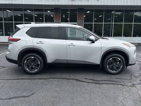 Used 2024 Nissan Rogue SV AWD/4WD image 5