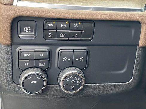 Used 2025 Chevrolet Suburban High Country image 19