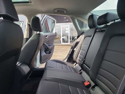 Used 2024 Volkswagen Jetta SE w/ Panoramic Sunroof Package image 24