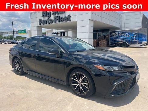Used 2023 Toyota Camry SE FWD image 2