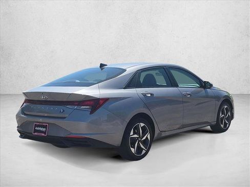 Used 2023 Hyundai Elantra SEL w/ Convenience Package FWD image 5