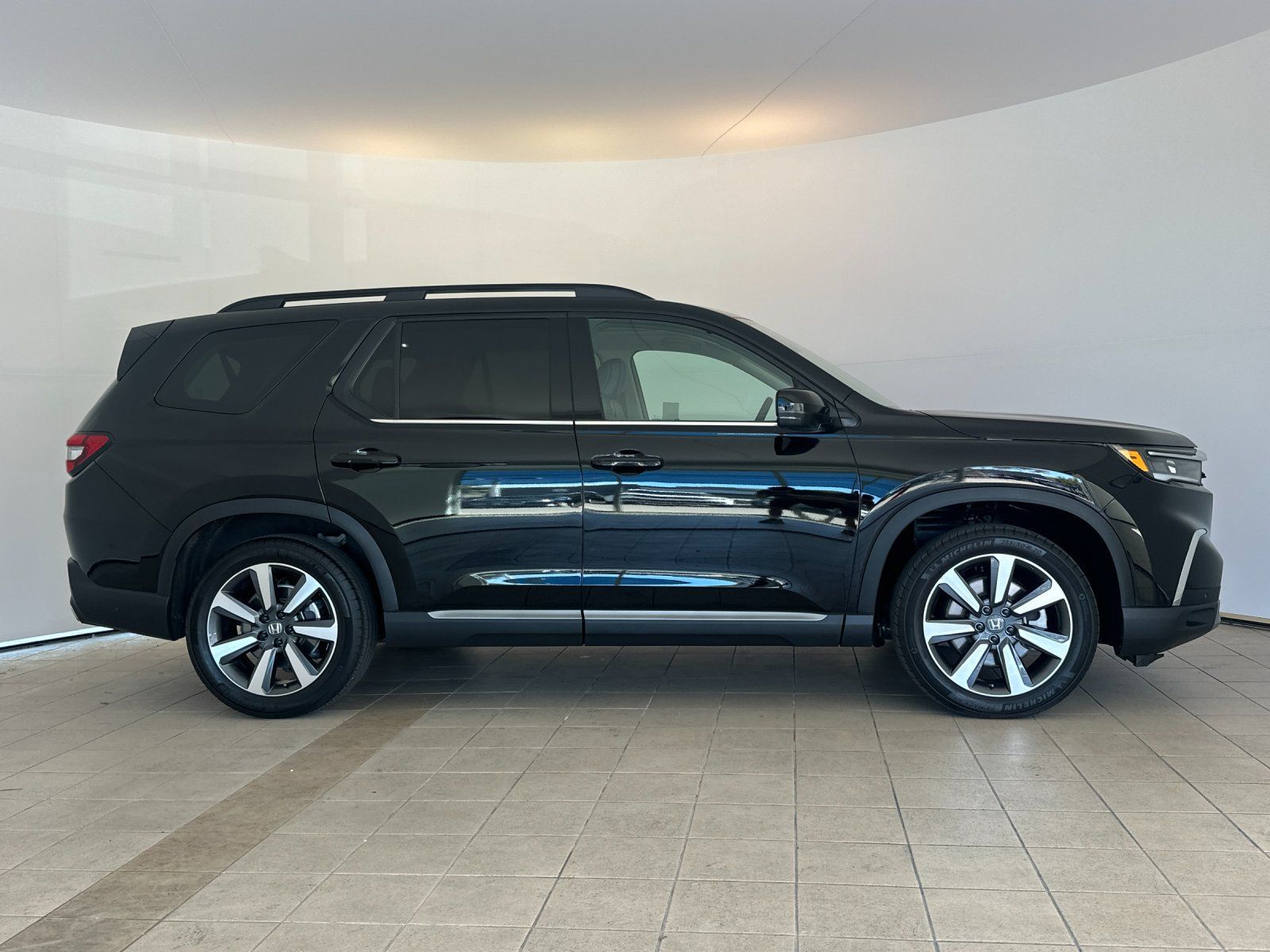Used 2025 Honda Pilot Touring image 7