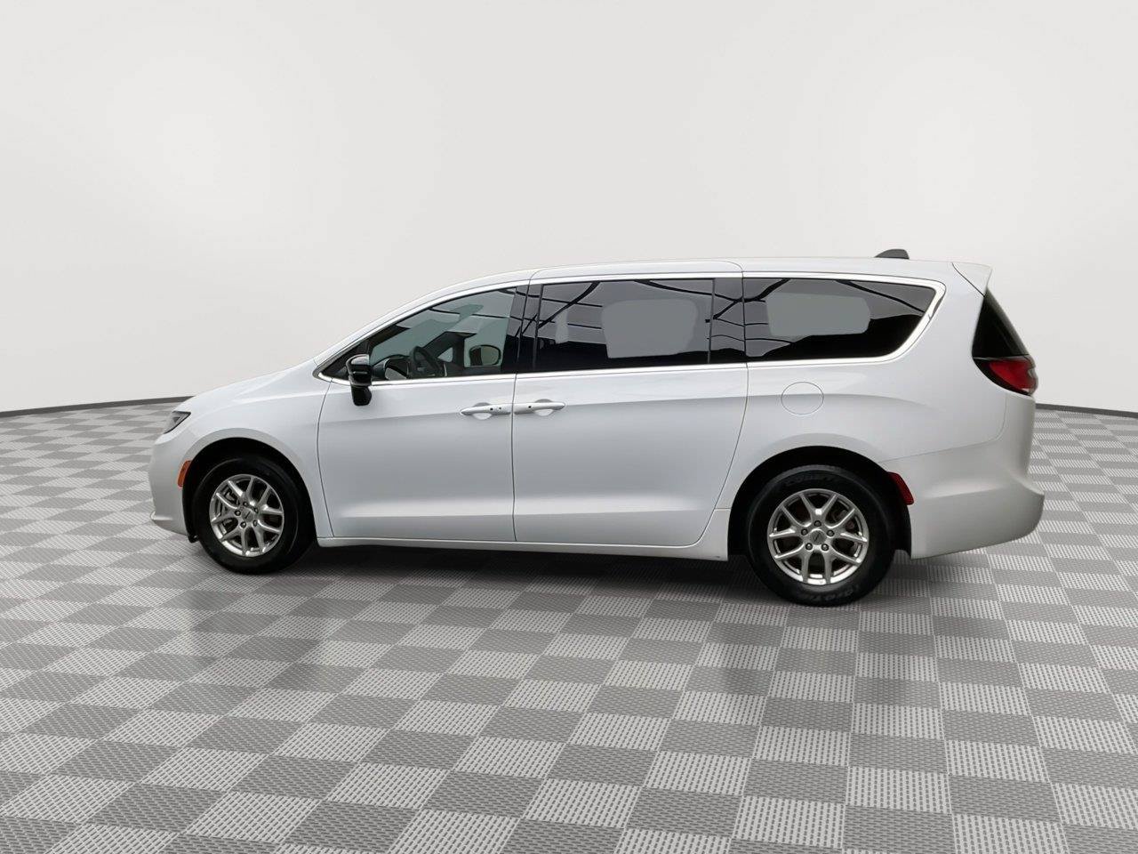 Used 2025 Chrysler Pacifica Select FWD image 35