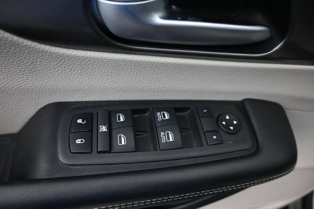 Used 2024 Chrysler Pacifica Touring-L FWD image 10