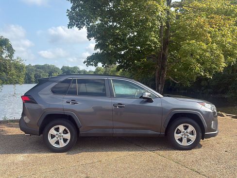 Used 2021 Toyota RAV4 XLE AWD/4WD image 3