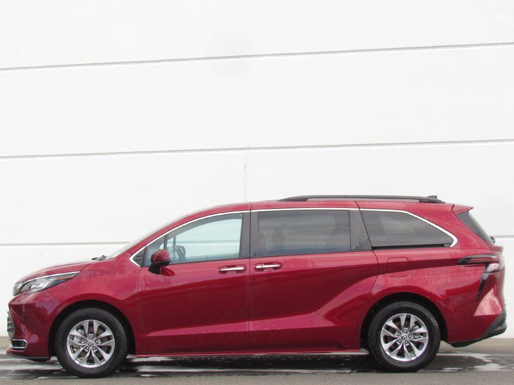 Certified 2023 Toyota Sienna XLE w/ XLE Plus Package AWD/4WD image 4