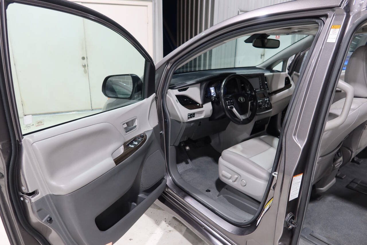 Used 2019 Toyota Sienna XLE w/ XLE Navigation Package FWD image 19