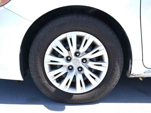 Used 2012 Toyota Camry LE FWD image 13