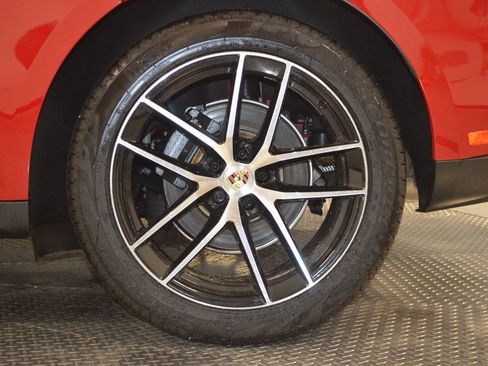 Certified 2025 Porsche Macan image 14