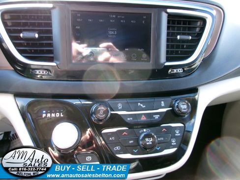 Used 2018 Chrysler Pacifica Touring-L image 10