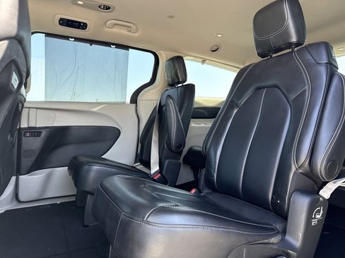 Used 2023 Chrysler Pacifica Touring-L FWD image 28
