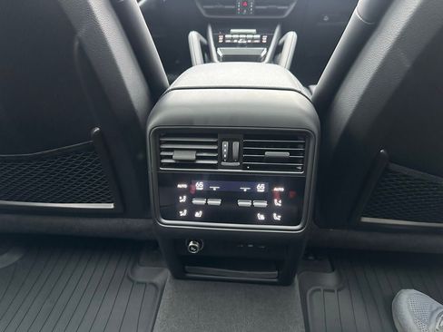 Used 2025 Porsche Cayenne Coupe AWD/4WD image 25
