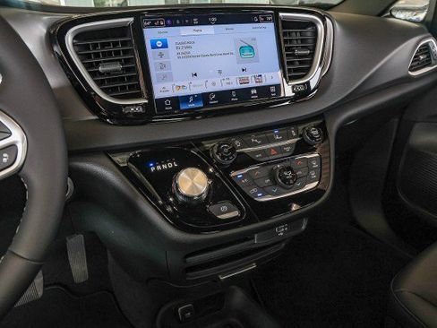 Used 2026 Chrysler Pacifica Select FWD image 12