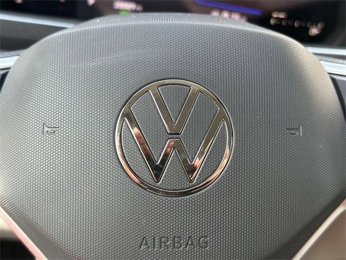 Certified 2022 Volkswagen Tiguan SE image 26