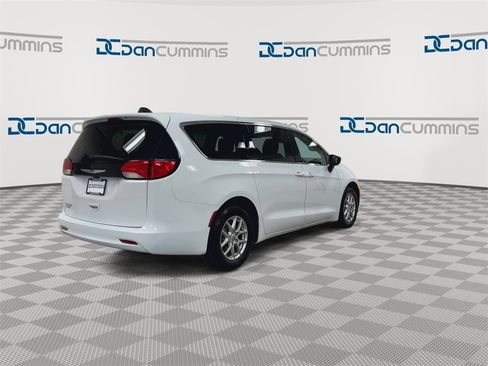 Used 2024 Chrysler Voyager LX image 8