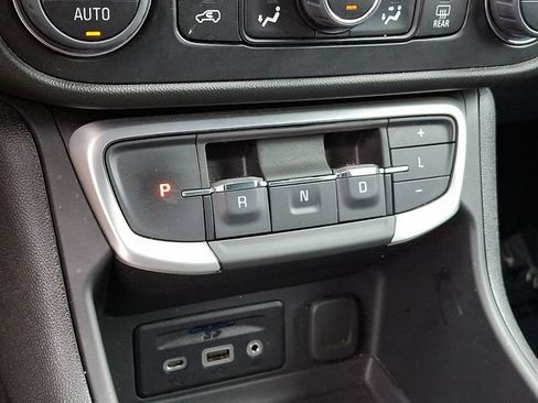 Used 2024 GMC Terrain SLT AWD/4WD image 16