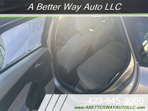 Used 2018 Ford Focus SE w/ Cold Weather Package image 8