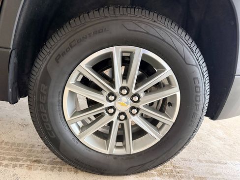 Used 2023 Chevrolet Traverse LT FWD image 11