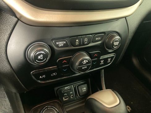 Used 2018 Jeep Cherokee Limited w/ Technology Group image 9