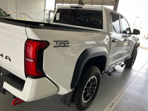 Used 2024 Toyota Tacoma TRD Off-Road w/ TRD Off Road Upgrade Package AWD/4WD image 4
