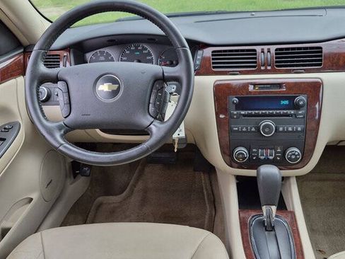 Used 2009 Chevrolet Impala LT w/ Luxury Edition Package FWD image 24