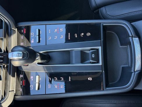 Used 2025 Porsche Macan AWD/4WD image 21
