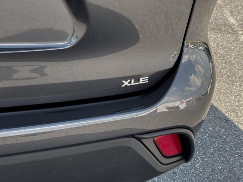 Certified 2024 Toyota Highlander XLE FWD image 15