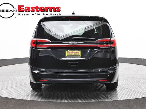 Used 2023 Chrysler Pacifica Touring-L FWD image 6