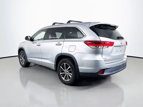 Used 2017 Toyota Highlander XLE w/ Carpet Mat Package AWD/4WD image 4