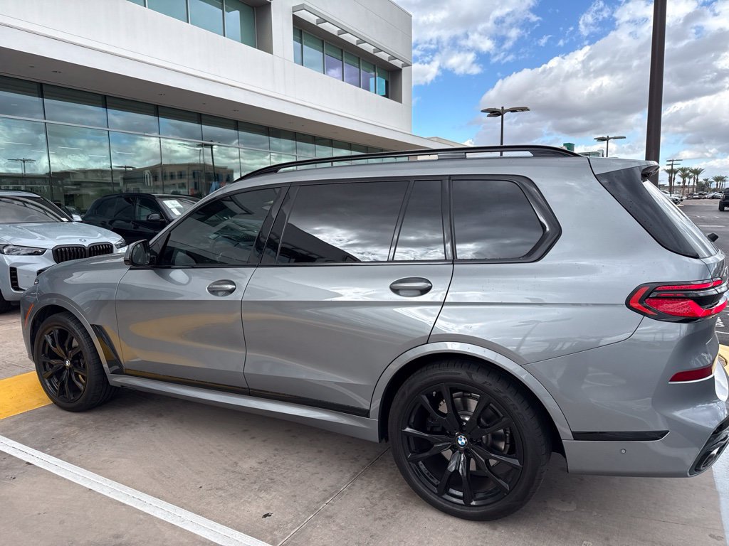 Used 2025 BMW X7 xDrive40i w/ M Sport Package AWD/4WD image 5