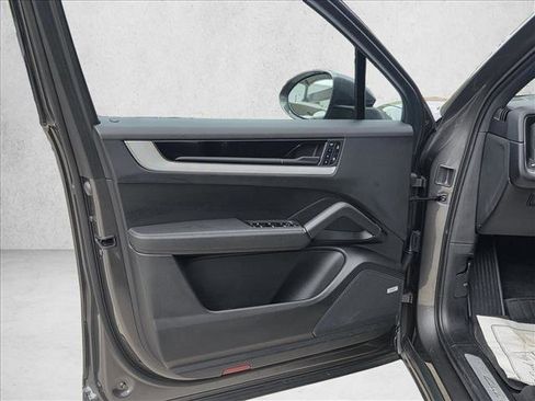 Used 2025 Porsche Cayenne image 12