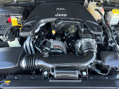 Used 2021 Jeep Gladiator Sport image 19