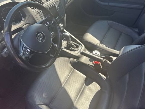 Used 2017 Volkswagen Jetta SE FWD image 5