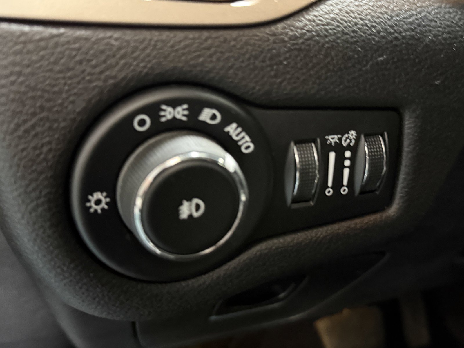 Used 2016 Jeep Cherokee Latitude AWD/4WD image 23