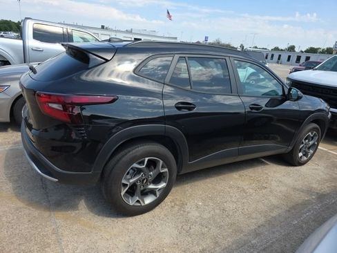 Used 2025 Chevrolet Trax LT FWD image 6
