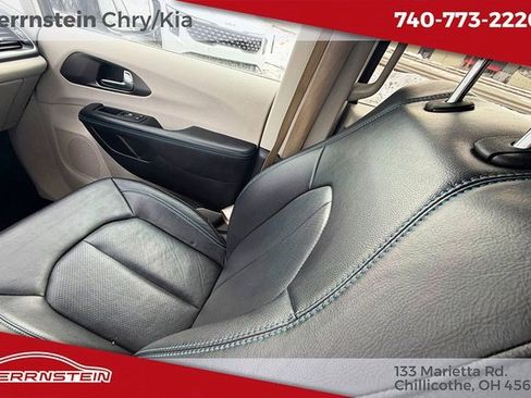 Used 2021 Chrysler Pacifica Touring-L image 11