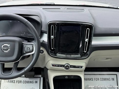 Used 2022 Volvo XC40 T5 Momentum w/ Premium Package AWD/4WD image 21