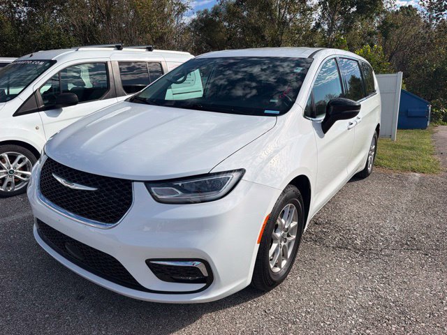 Used 2024 Chrysler Pacifica Touring-L FWD image 2
