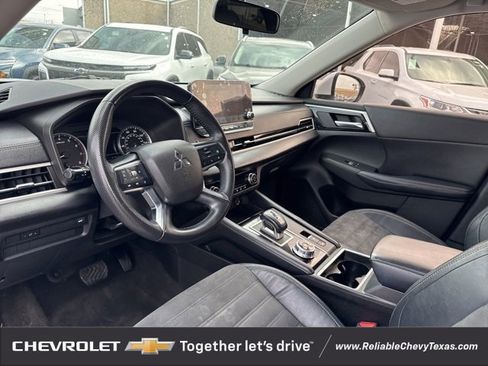 Used 2023 Mitsubishi Outlander SE image 11