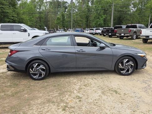 Used 2025 Hyundai Elantra SEL FWD image 14