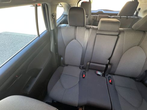 Used 2025 Toyota Highlander LE image 41