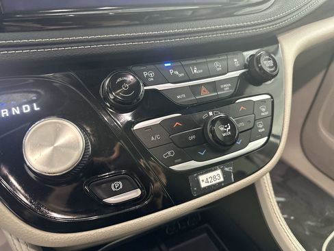 Used 2022 Chrysler Pacifica Limited FWD image 17