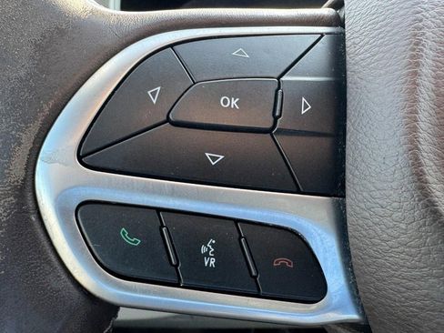 Used 2018 Chrysler Pacifica Touring-L image 16