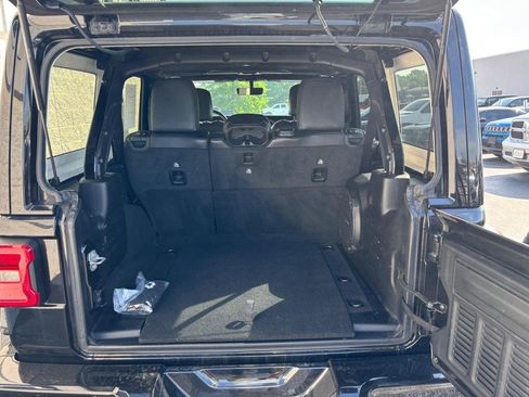 Used 2022 Jeep Wrangler Unlimited Sahara AWD/4WD image 9